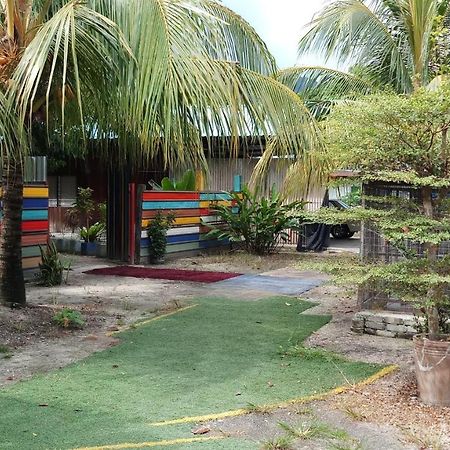 Tony'S Guesthouse At Teluk Bahang Batu Feringgi Buitenkant foto