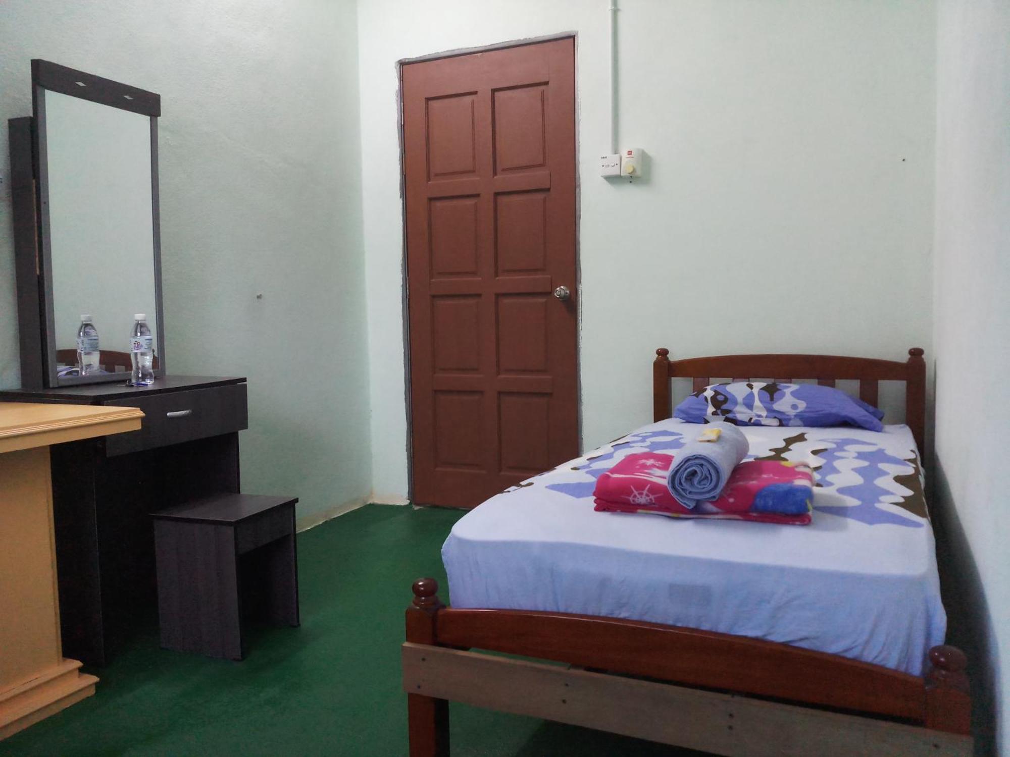 Tony'S Guesthouse At Teluk Bahang Batu Feringgi Buitenkant foto