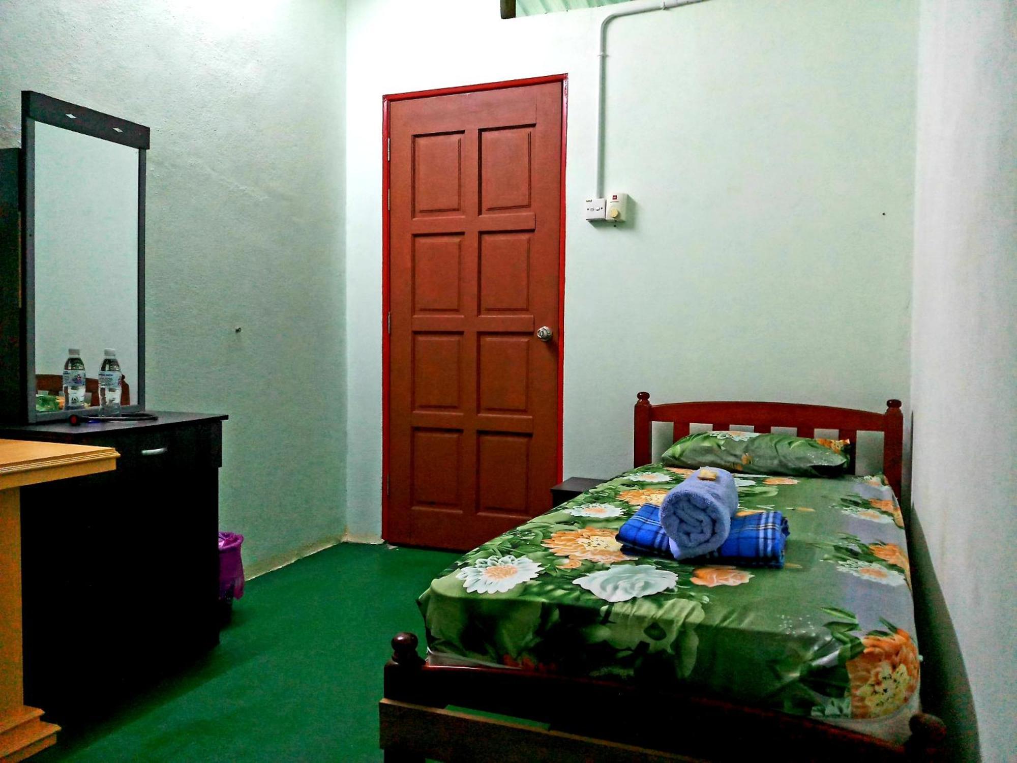 Tony'S Guesthouse At Teluk Bahang Batu Feringgi Buitenkant foto