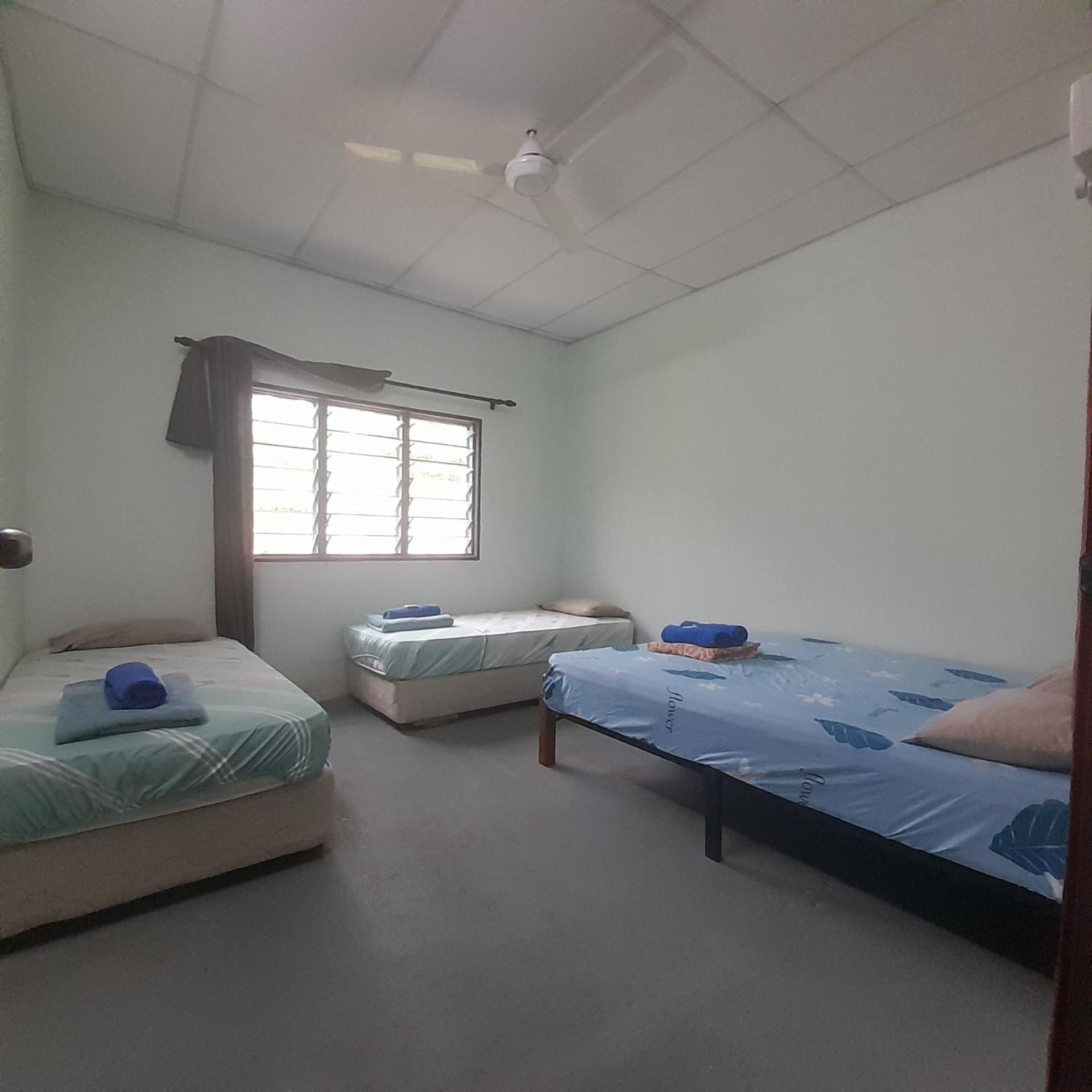 Tony'S Guesthouse At Teluk Bahang Batu Feringgi Buitenkant foto