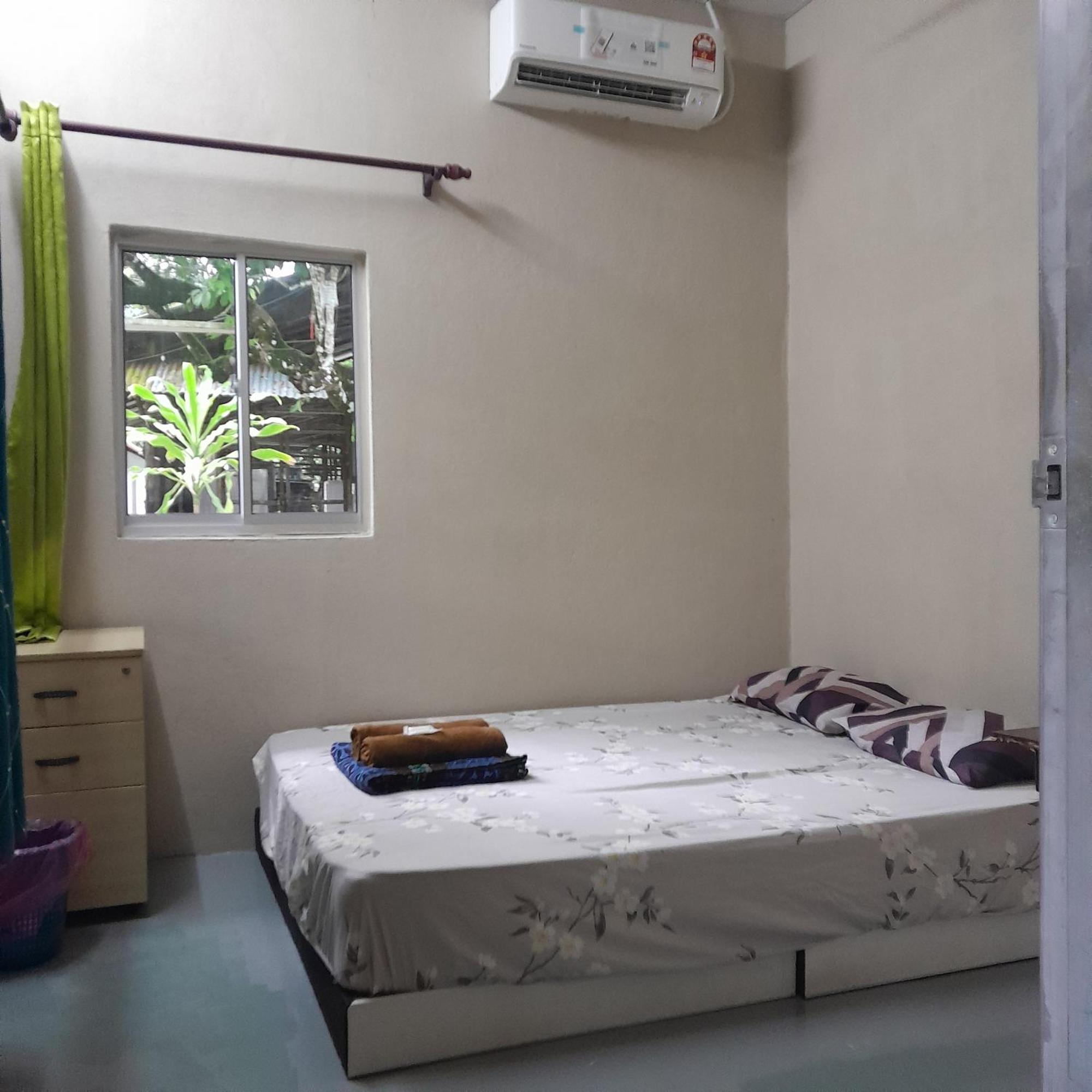 Tony'S Guesthouse At Teluk Bahang Batu Feringgi Buitenkant foto