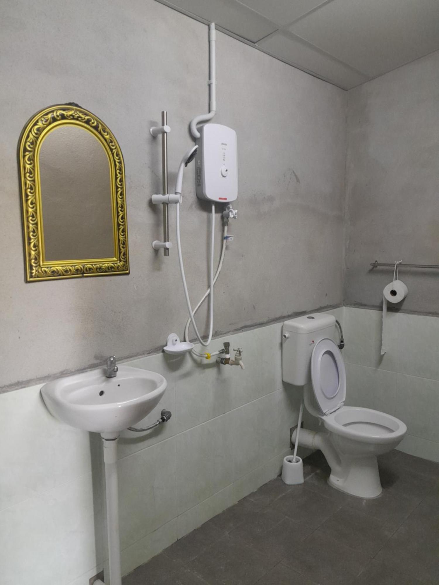 Tony'S Guesthouse At Teluk Bahang Batu Feringgi Buitenkant foto