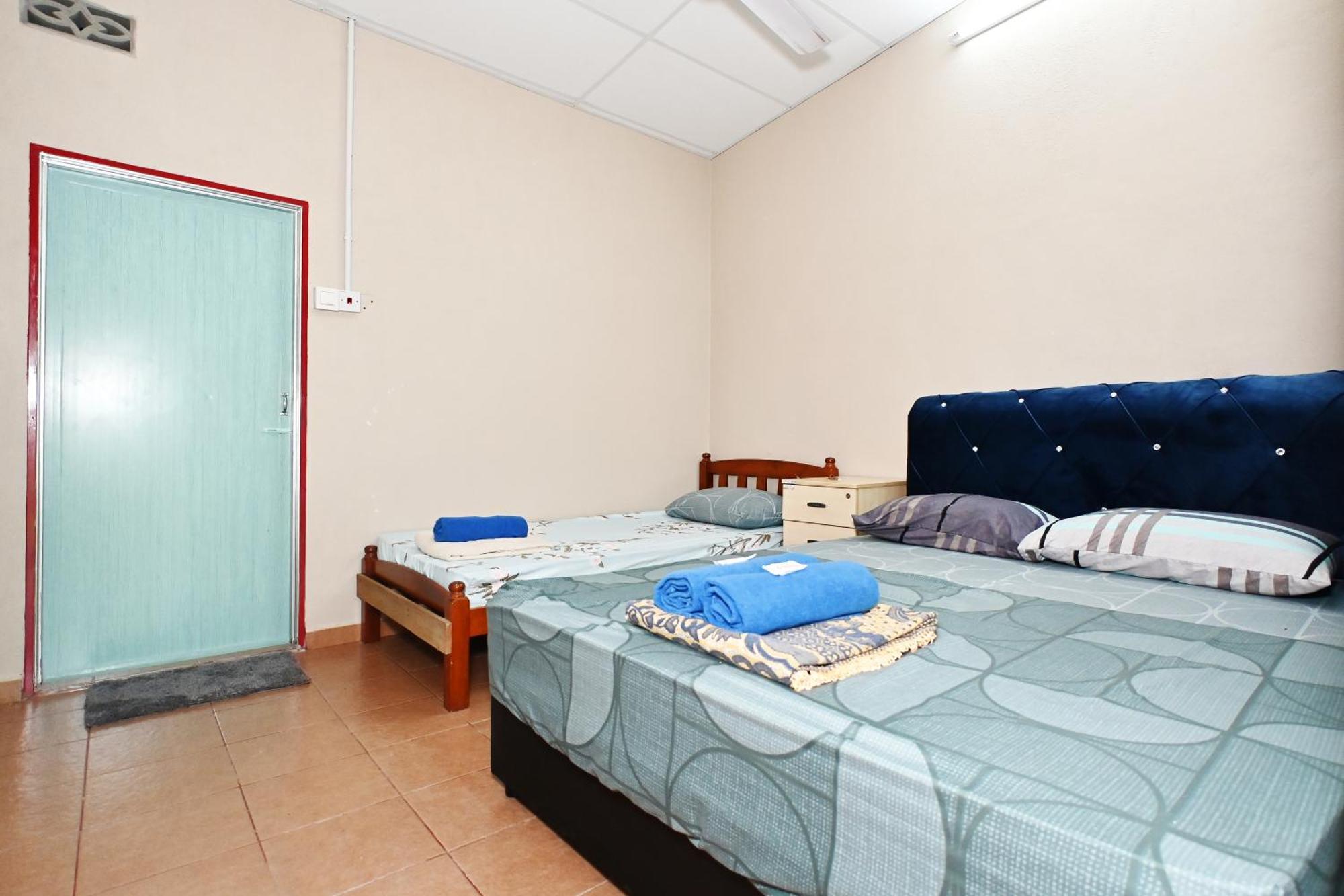 Tony'S Guesthouse At Teluk Bahang Batu Feringgi Buitenkant foto