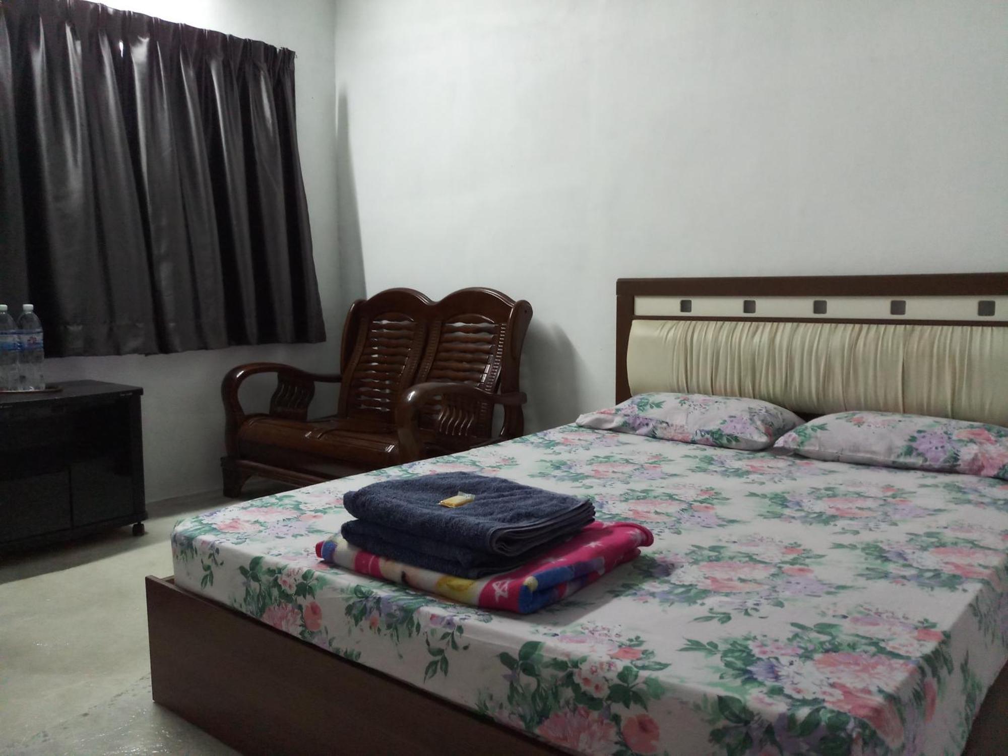 Tony'S Guesthouse At Teluk Bahang Batu Feringgi Buitenkant foto