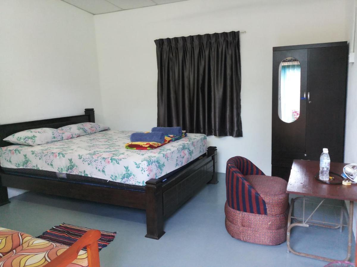 Tony'S Guesthouse At Teluk Bahang Batu Feringgi Buitenkant foto