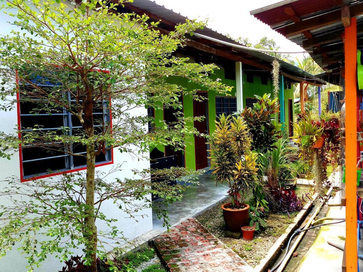 Tony'S Guesthouse At Teluk Bahang Batu Feringgi Buitenkant foto